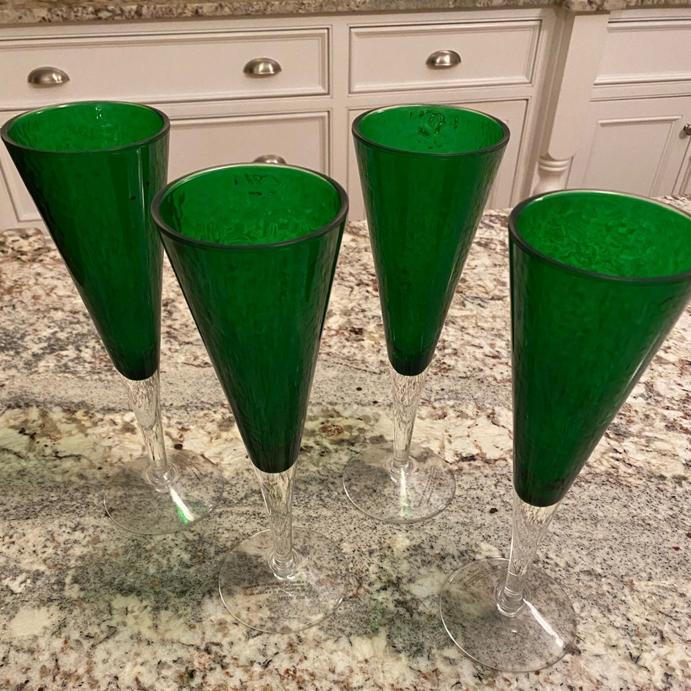 Set of 4 champagne/wine glasses. Green